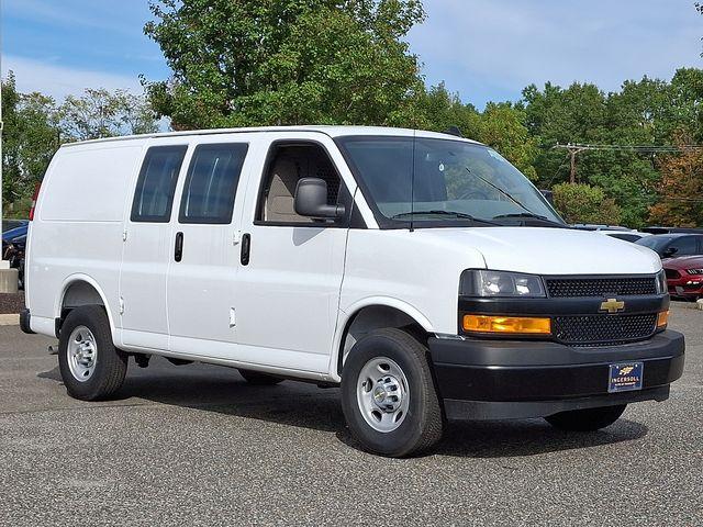 2025 Chevrolet Express Cargo 3500 Vehicle Photo in DANBURY, CT 06810-5034