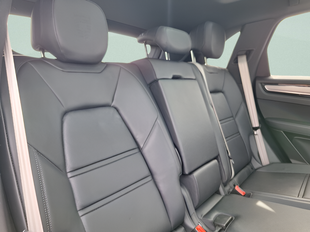 2023 Porsche Cayenne photo 27 of 31