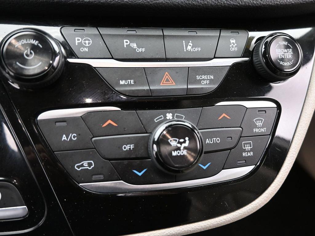 2018 Chrysler Pacifica Vehicle Photo in Marion, IA 52302