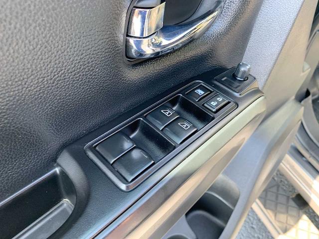 2019 Nissan Titan Vehicle Photo in MOON TOWNSHIP, PA 15108-2571