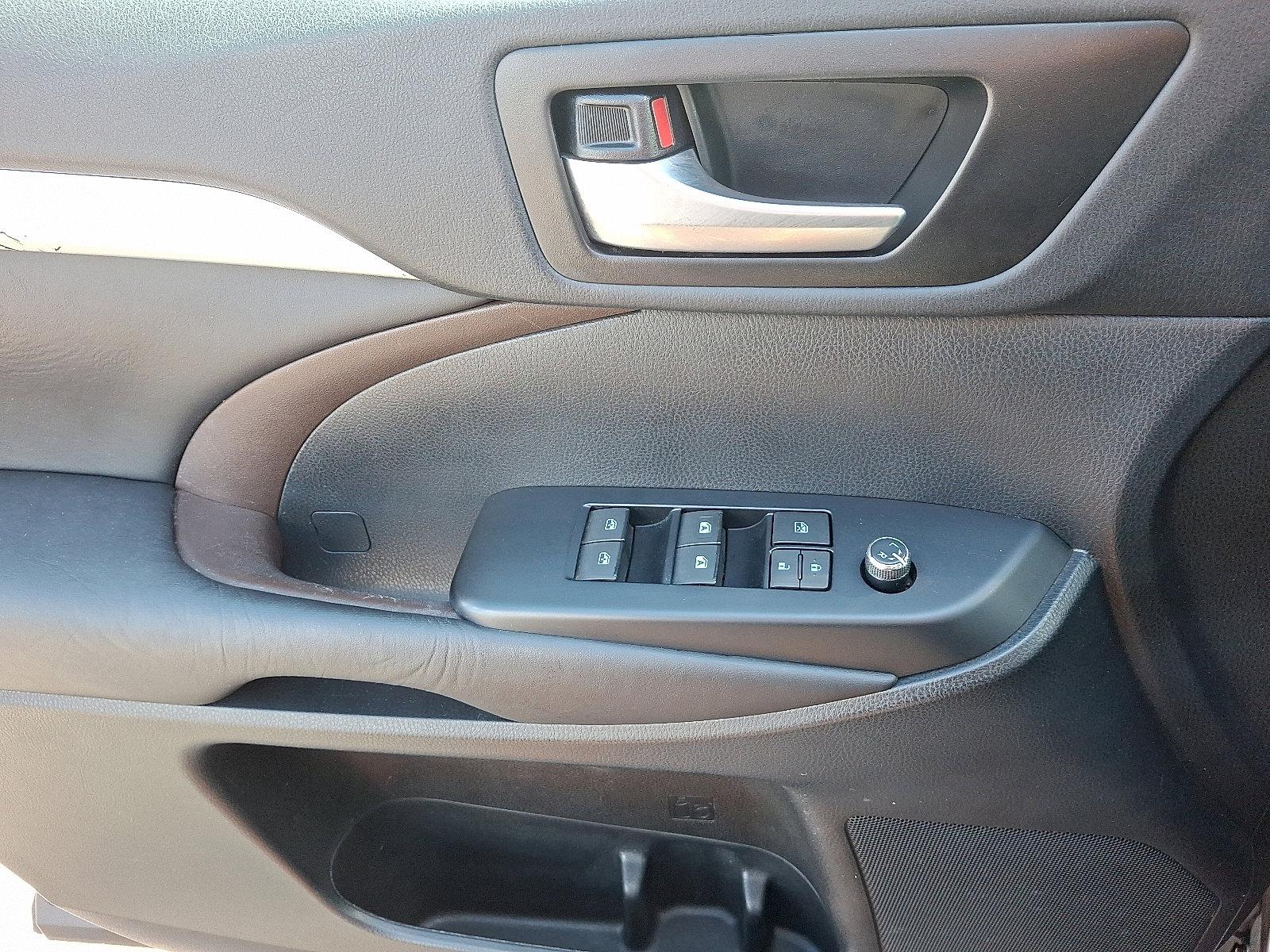 2019 Toyota Highlander Vehicle Photo in Harrisburg, PA 17111