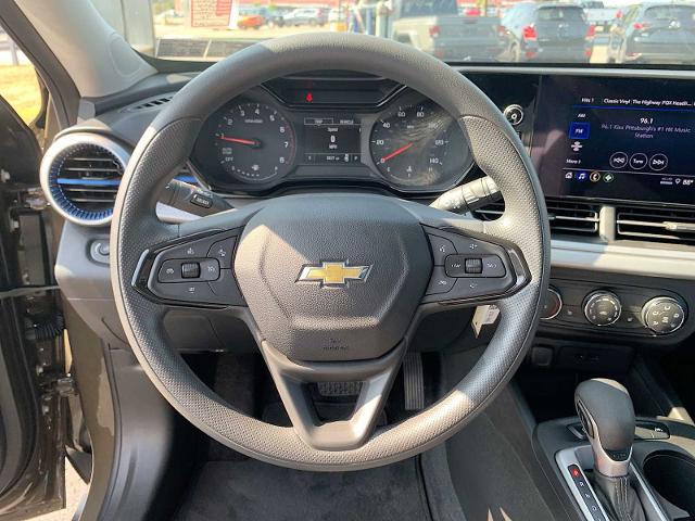 2024 Chevrolet Trax Vehicle Photo in MOON TOWNSHIP, PA 15108-2571