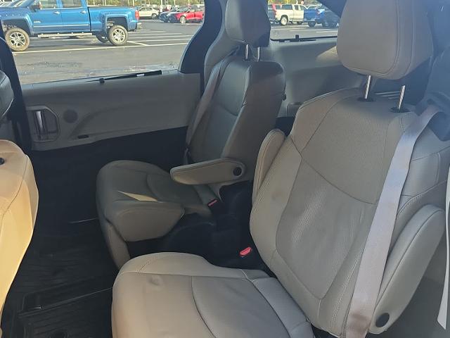 2024 Toyota Sienna Vehicle Photo in MOON TOWNSHIP, PA 15108-2571