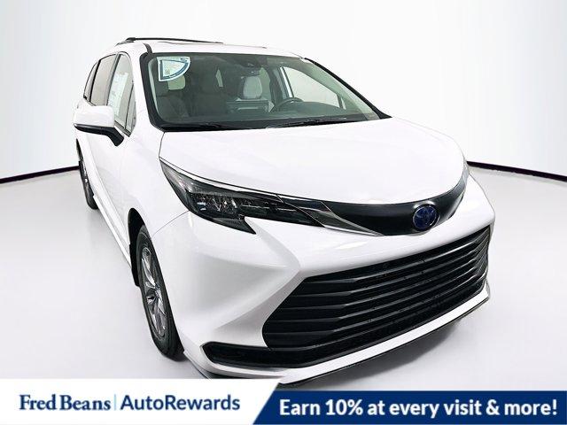 2025 Toyota Sienna Vehicle Photo in Flemington, NJ 08822