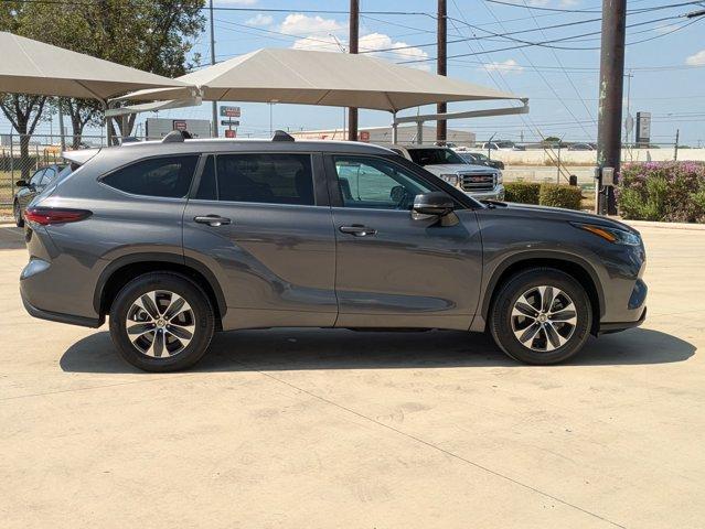 2024 Toyota Highlander Vehicle Photo in SELMA, TX 78154-1459