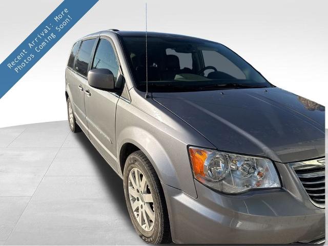 2014 Chrysler Town & Country Vehicle Photo in Cedar Rapids, IA 52402