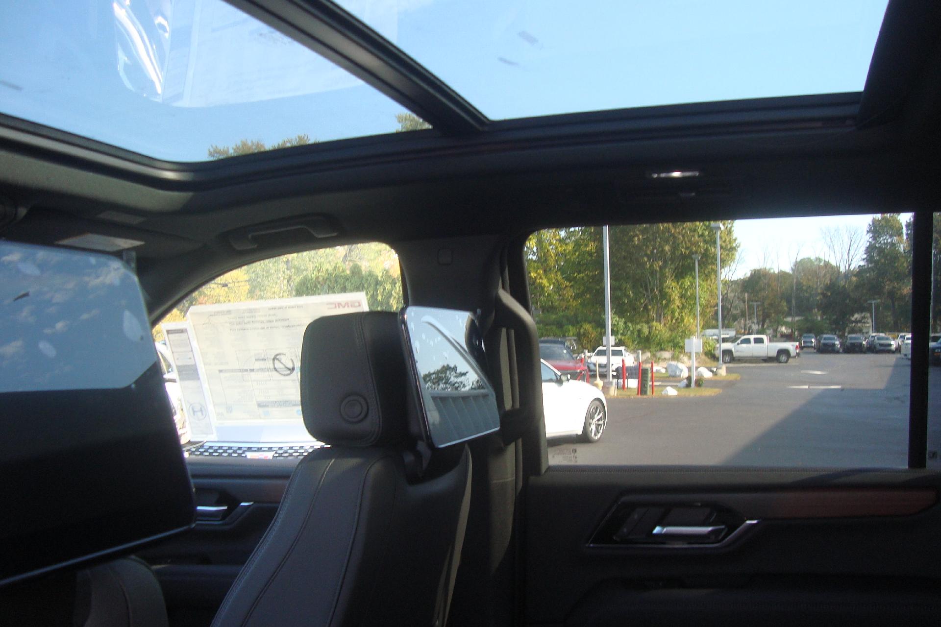 2025 GMC Yukon XL Vehicle Photo in PORTSMOUTH, NH 03801-4196