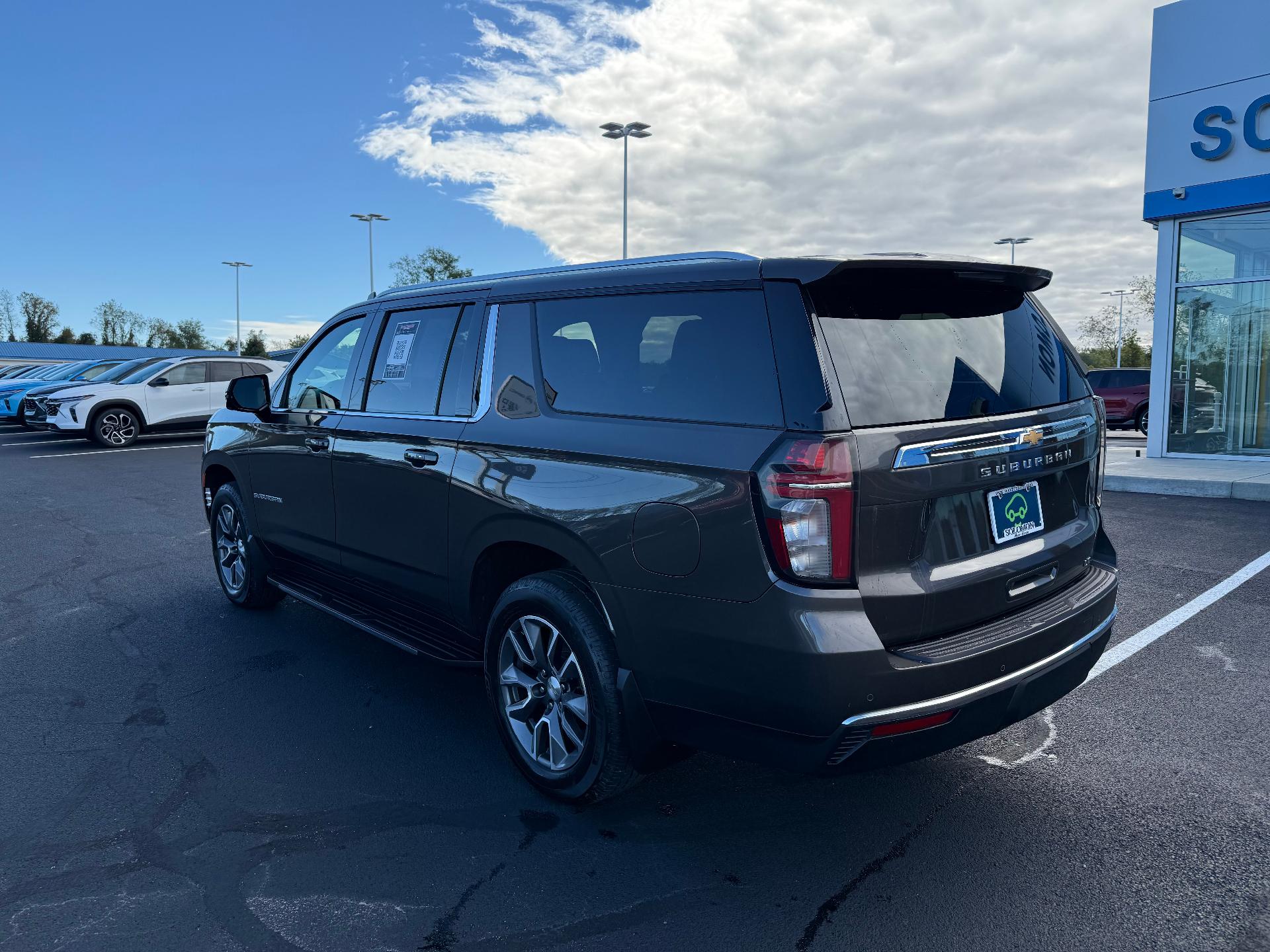 2021 Chevrolet Suburban photo 3 of 27