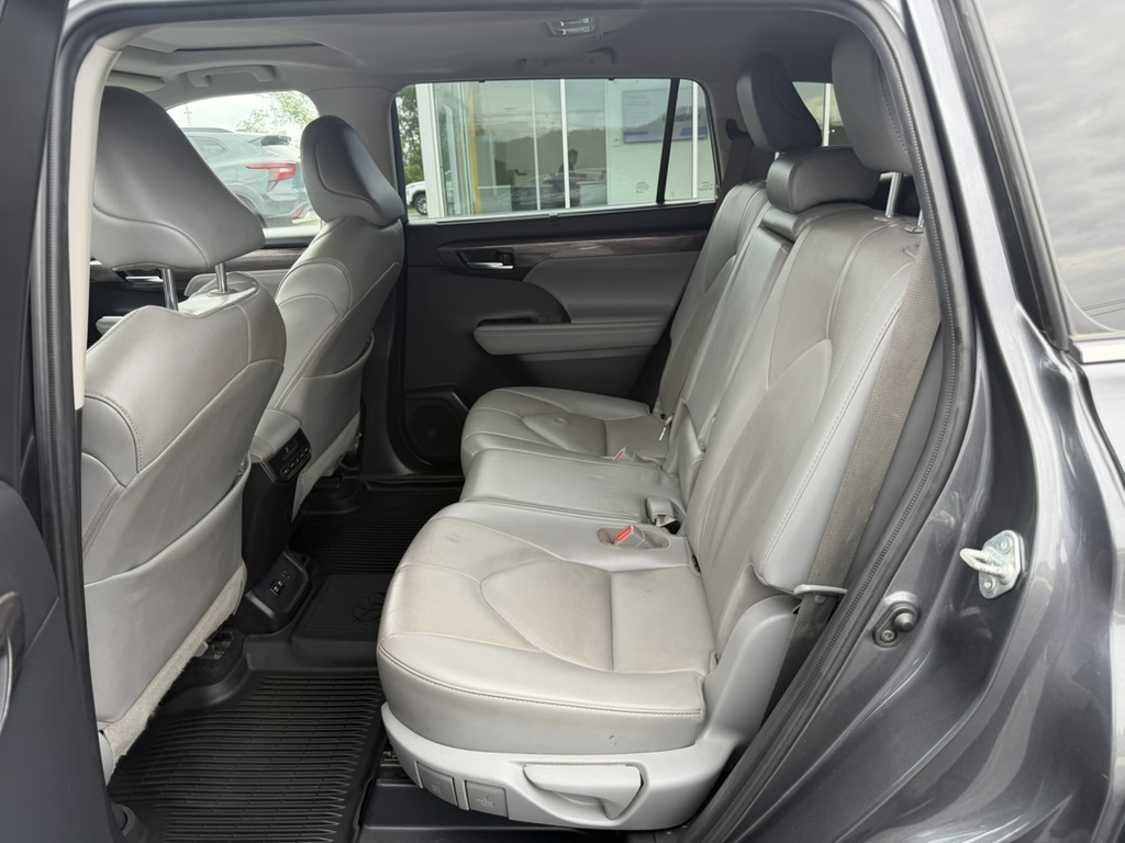 2021 Toyota Highlander photo 19 of 38