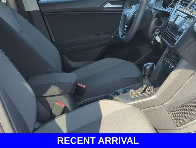 2020 Volkswagen Tiguan Vehicle Photo in Merrillville, IN 46410