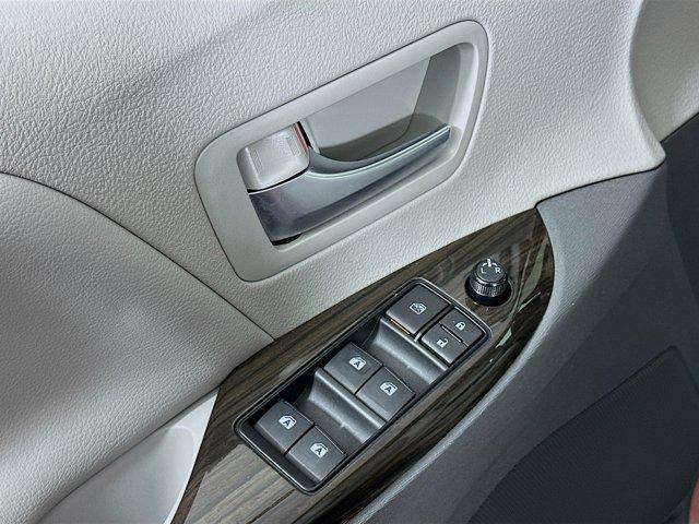 2019 Toyota Sienna Vehicle Photo in Flemington, NJ 08822