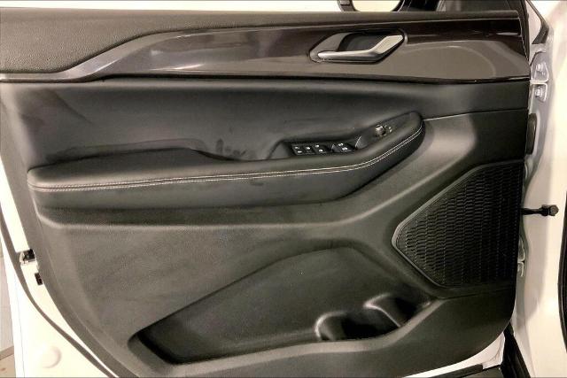 2023 Jeep Grand Cherokee Vehicle Photo in Kansas City, MO 64114