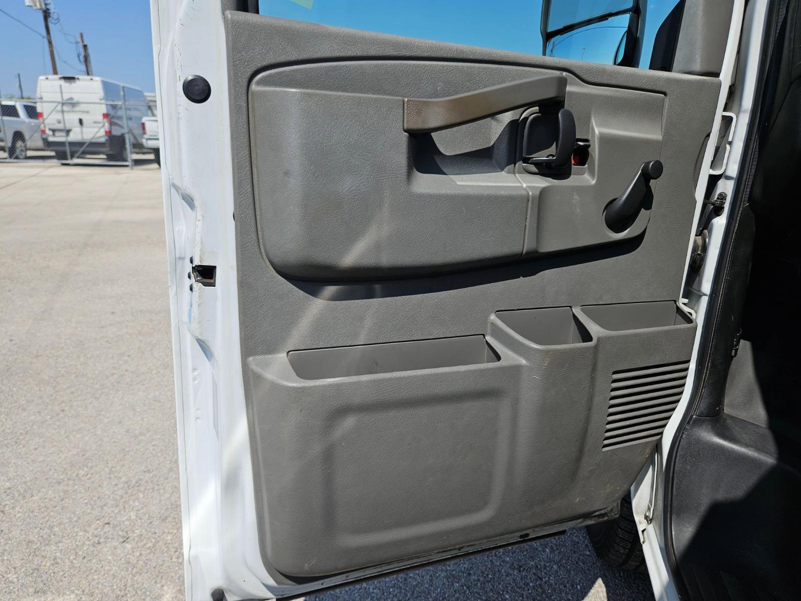 2017 Chevrolet Express Commercial Cutaway Vehicle Photo in Seguin, TX 78155