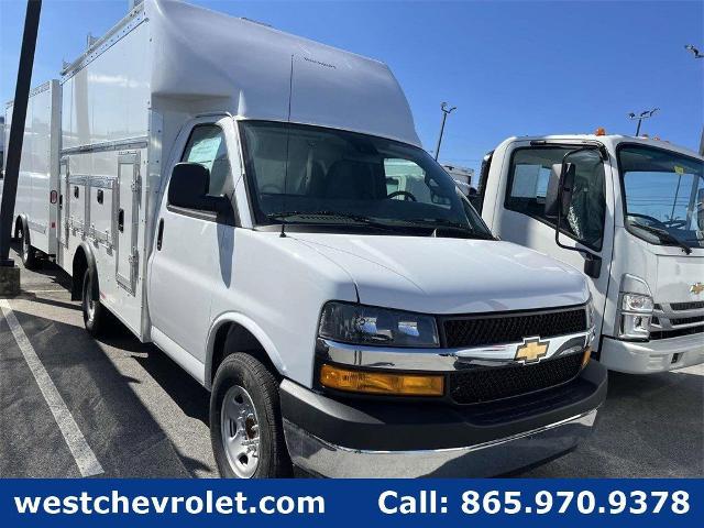 2025 Chevrolet Express Cutaway 3500 Vehicle Photo in ALCOA, TN 37701-3235