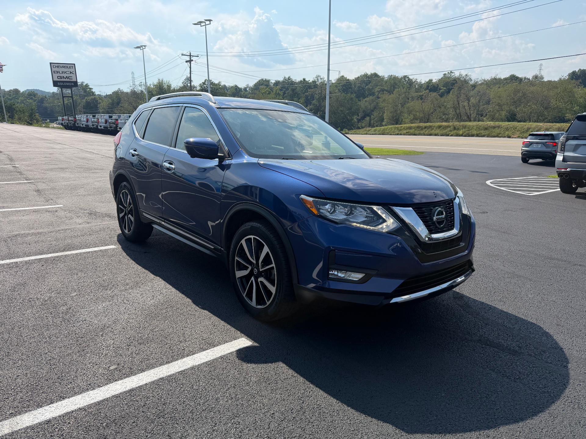 2018 Nissan Rogue photo 8 of 36