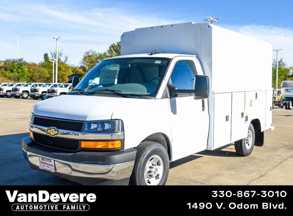 2025 Chevrolet Express Cutaway 3500 Vehicle Photo in AKRON, OH 44320-4088