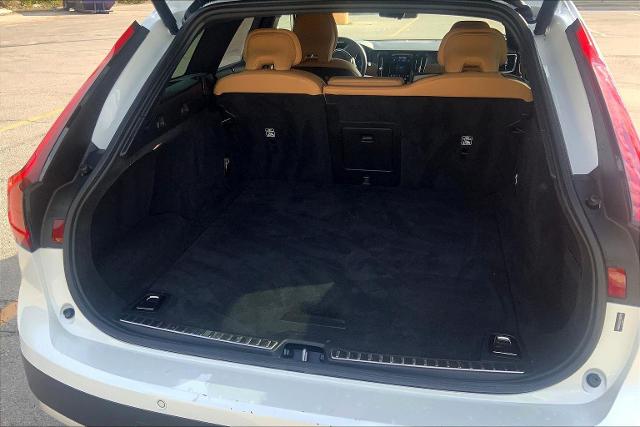 2025 Volvo V90 Cross Country Vehicle Photo in KANSAS CITY, MO 64114-4545