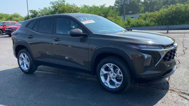 2024 Chevrolet Trax Vehicle Photo in MOON TOWNSHIP, PA 15108-2571