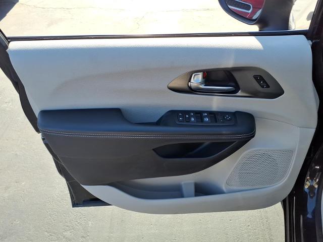 2023 Chrysler Pacifica Touring L - 10