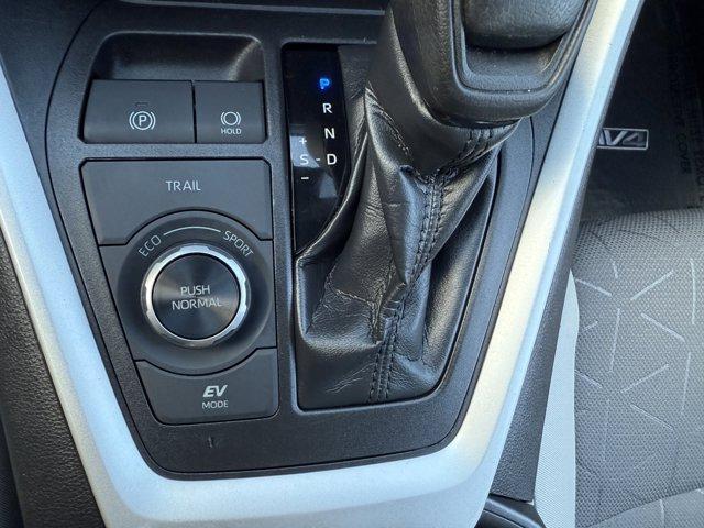 2020 Toyota RAV4 Vehicle Photo in LEOMINSTER, MA 01453-2952