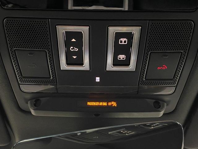 2025 Defender Vehicle Photo in Appleton, WI 54913