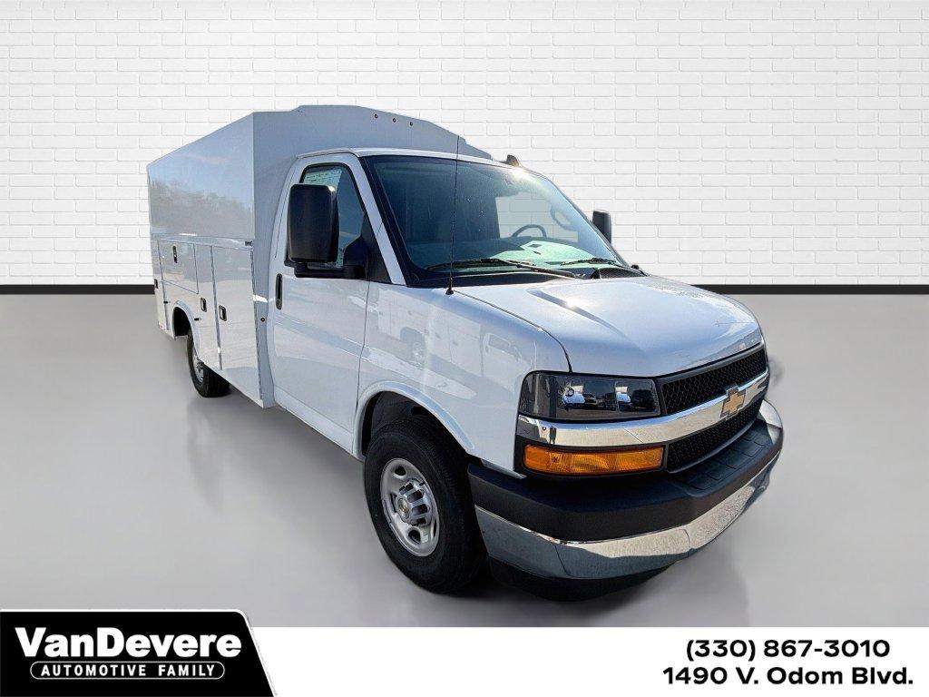 2026 Chevrolet Express Cutaway 3500 Vehicle Photo in AKRON, OH 44320-4088