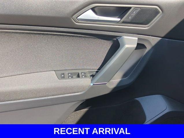 2020 Volkswagen Tiguan Vehicle Photo in Merrillville, IN 46410
