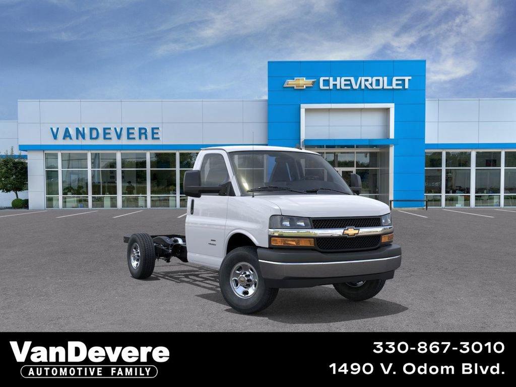 2025 Chevrolet Express Cutaway 3500 Vehicle Photo in AKRON, OH 44320-4088