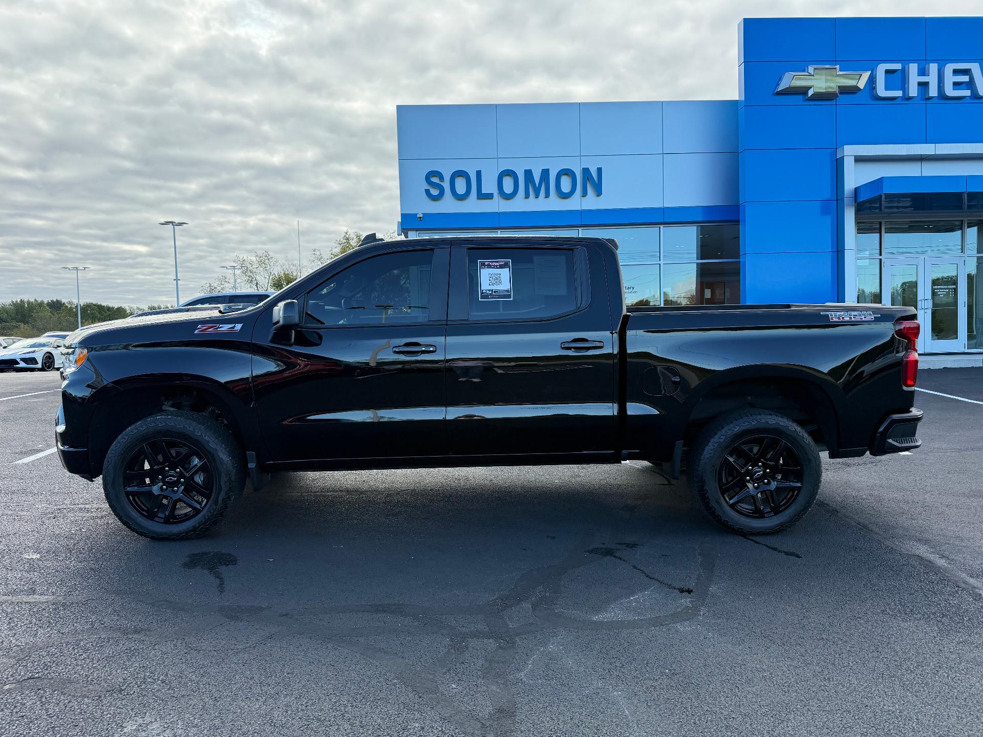 2025 Chevrolet Silverado 1500 photo 2 of 28