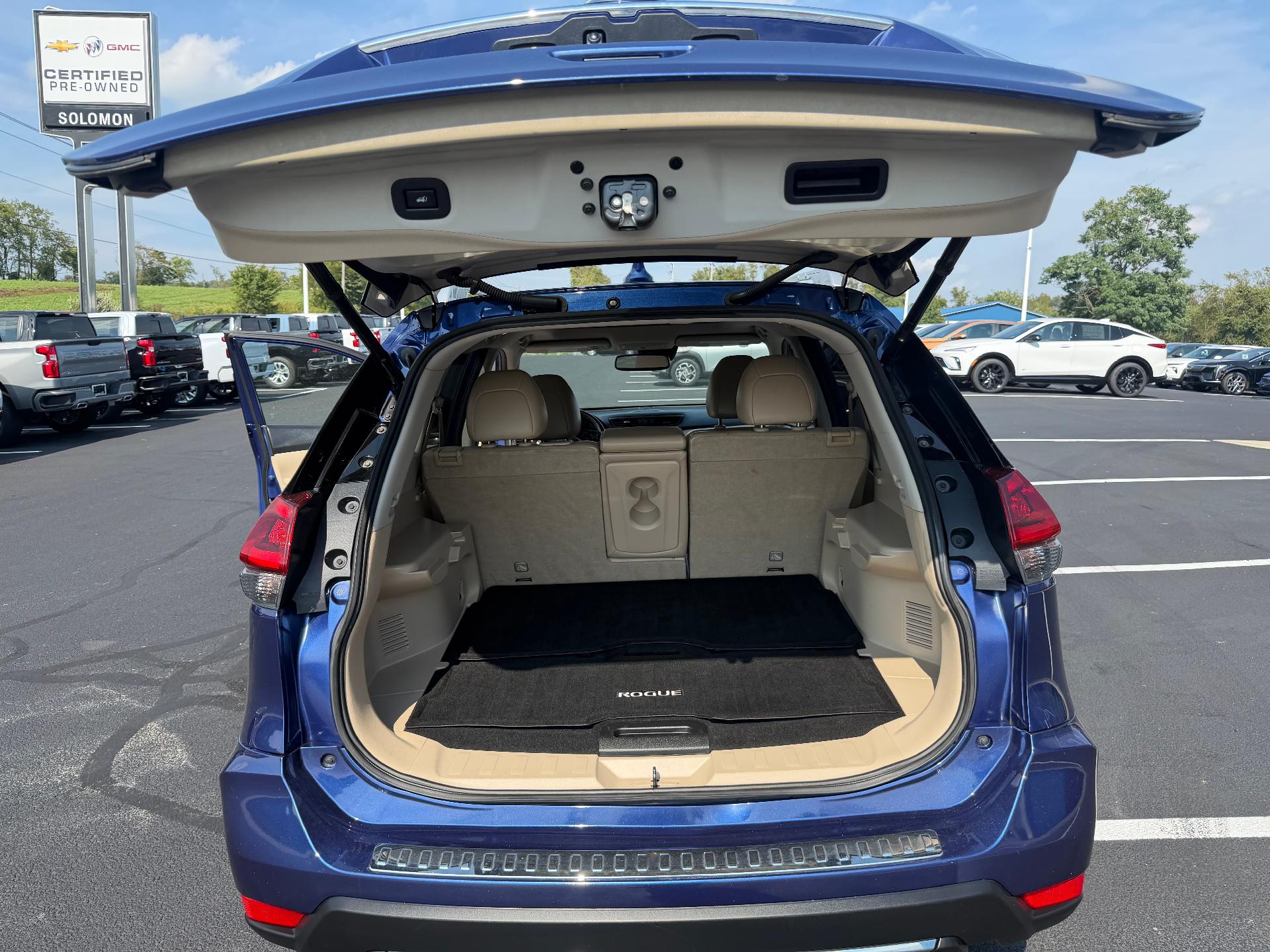 2018 Nissan Rogue photo 13 of 36