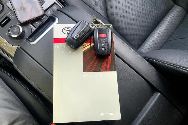 2021 Toyota Highlander Vehicle Photo in KANSAS CITY, MO 64114-4545