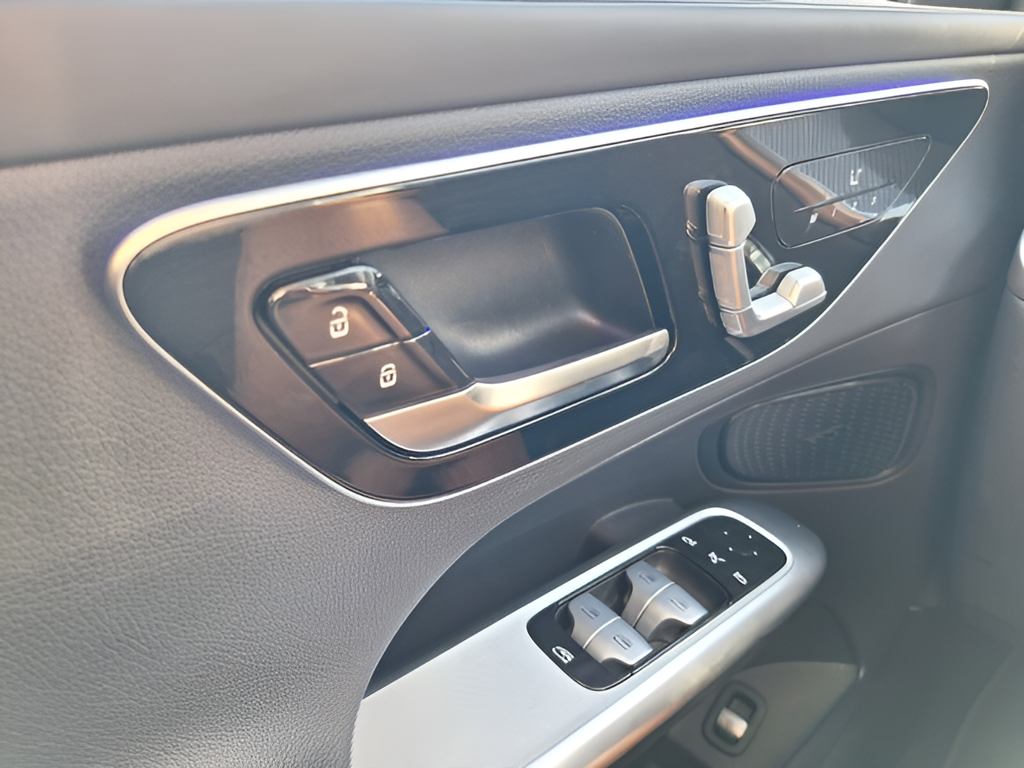 2023 Mercedes-Benz GLC photo 17 of 29