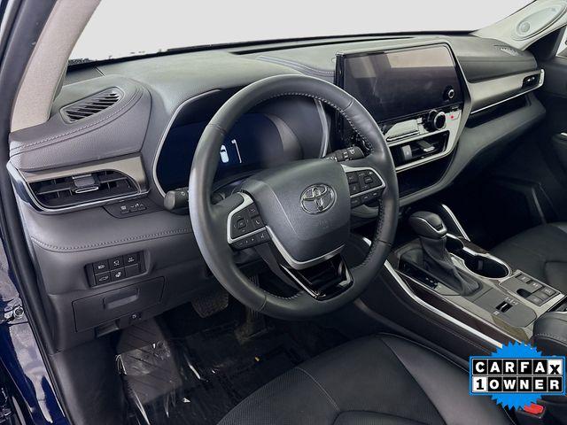 2023 Toyota Highlander Vehicle Photo in Puyallup, WA 98371