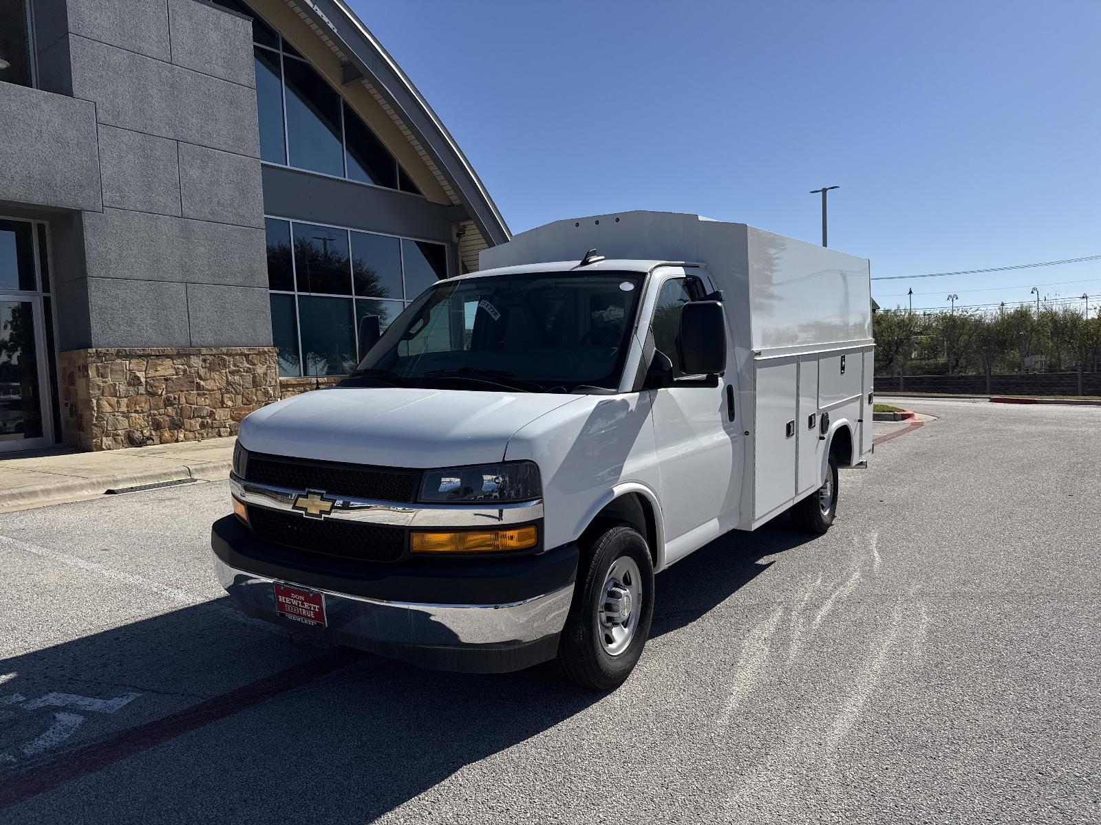 2025 Chevrolet Express Cutaway 3500 Vehicle Photo in GEORGETOWN, TX 78626-7508