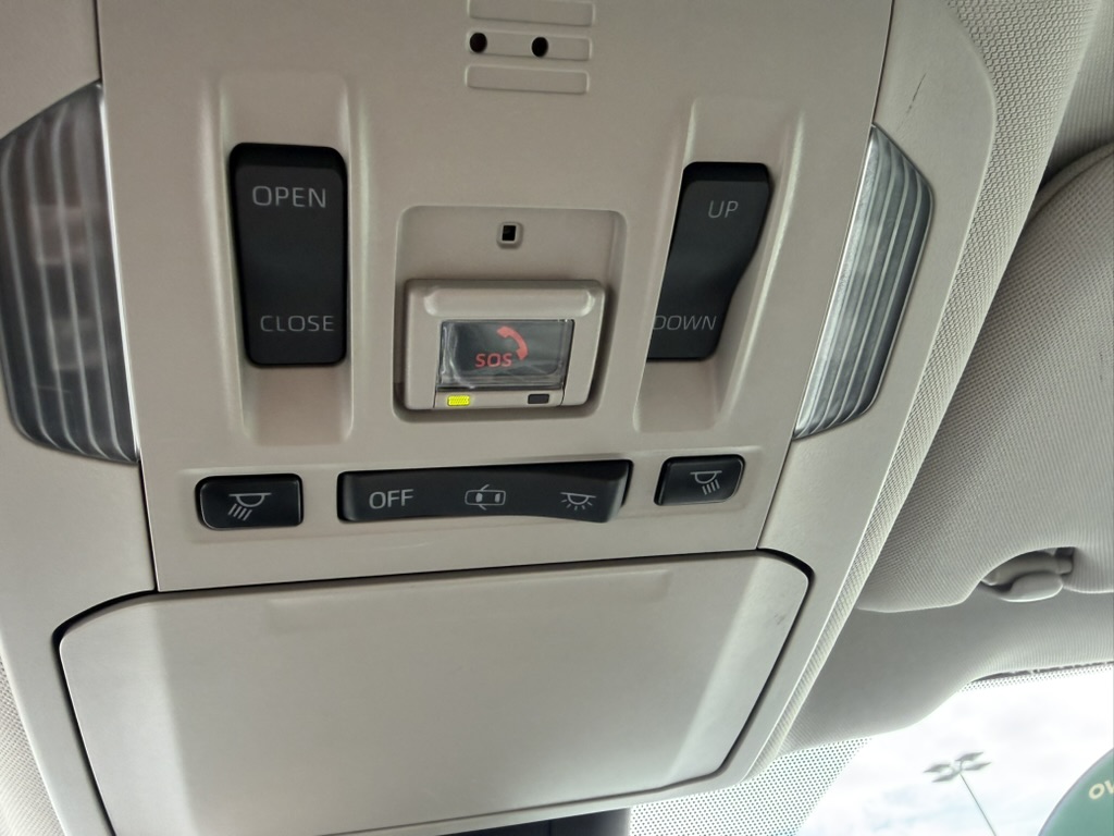2021 Toyota Highlander photo 30 of 38
