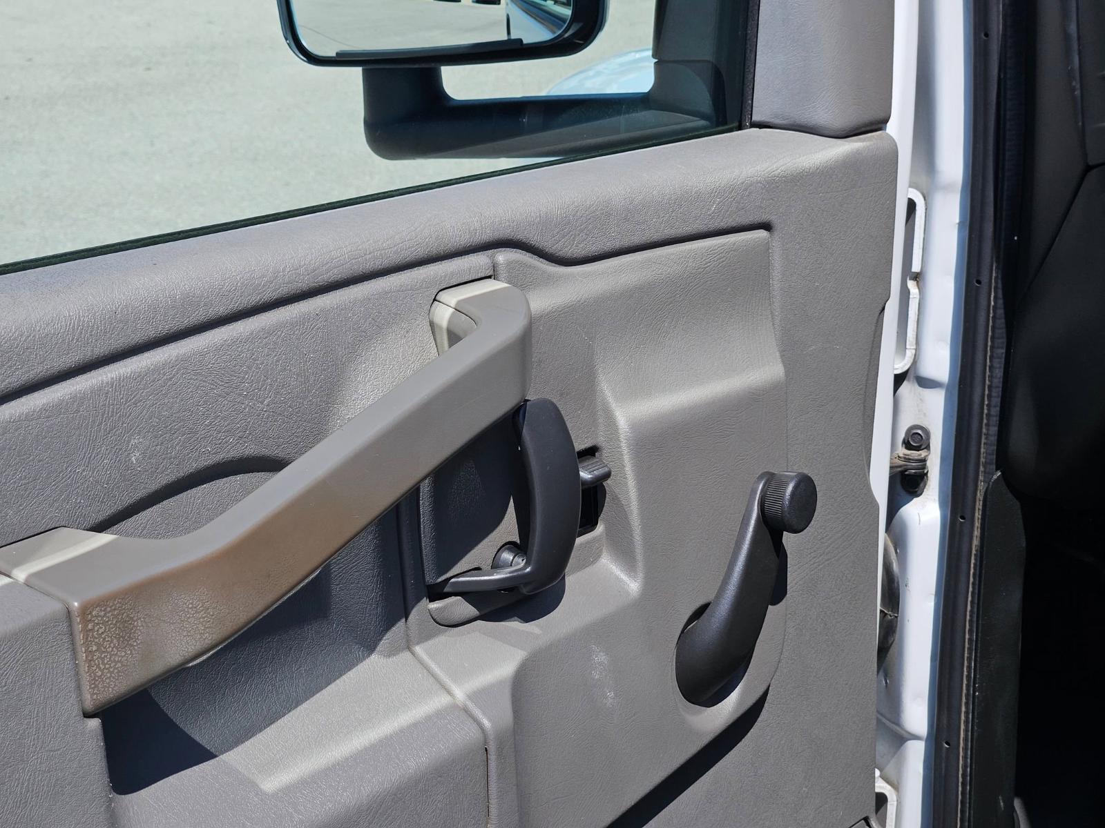 2017 Chevrolet Express Commercial Cutaway Vehicle Photo in Seguin, TX 78155