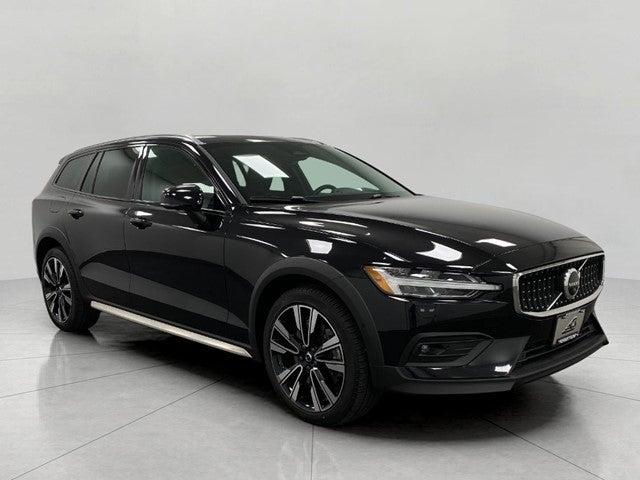 2023 Volvo V60 Cross Country Vehicle Photo in Neenah, WI 54956