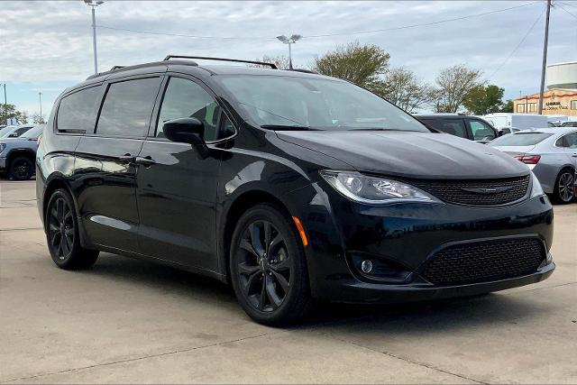 2020 Chrysler Pacifica Vehicle Photo in TOPEKA, KS 66609-0000