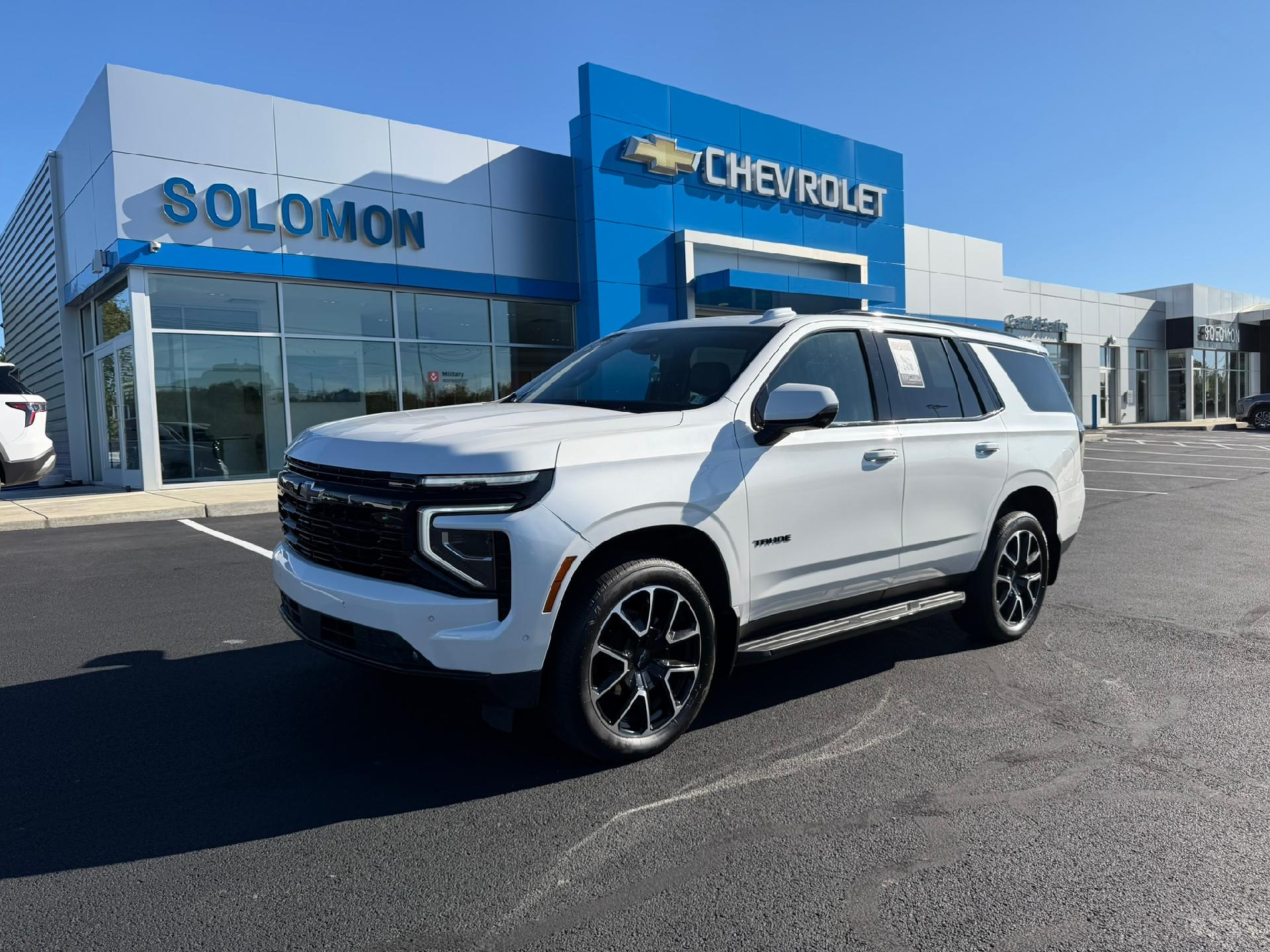 2025 Chevrolet Tahoe photo 2 of 40