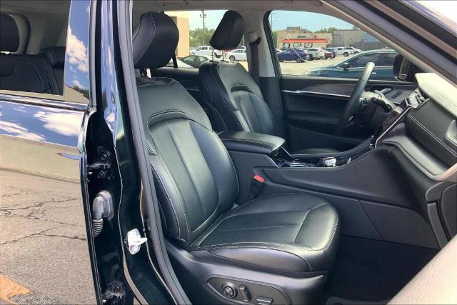2023 Jeep Grand Cherokee Vehicle Photo in Kansas City, MO 64114