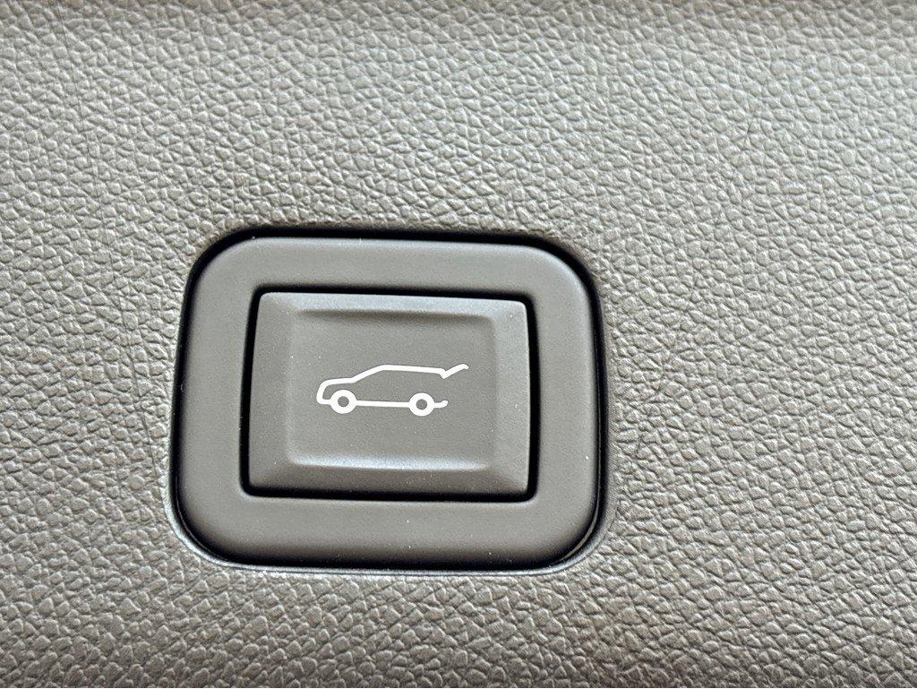 2024 Cadillac Escalade ESV Vehicle Photo in SAVANNAH, GA 31406-4513