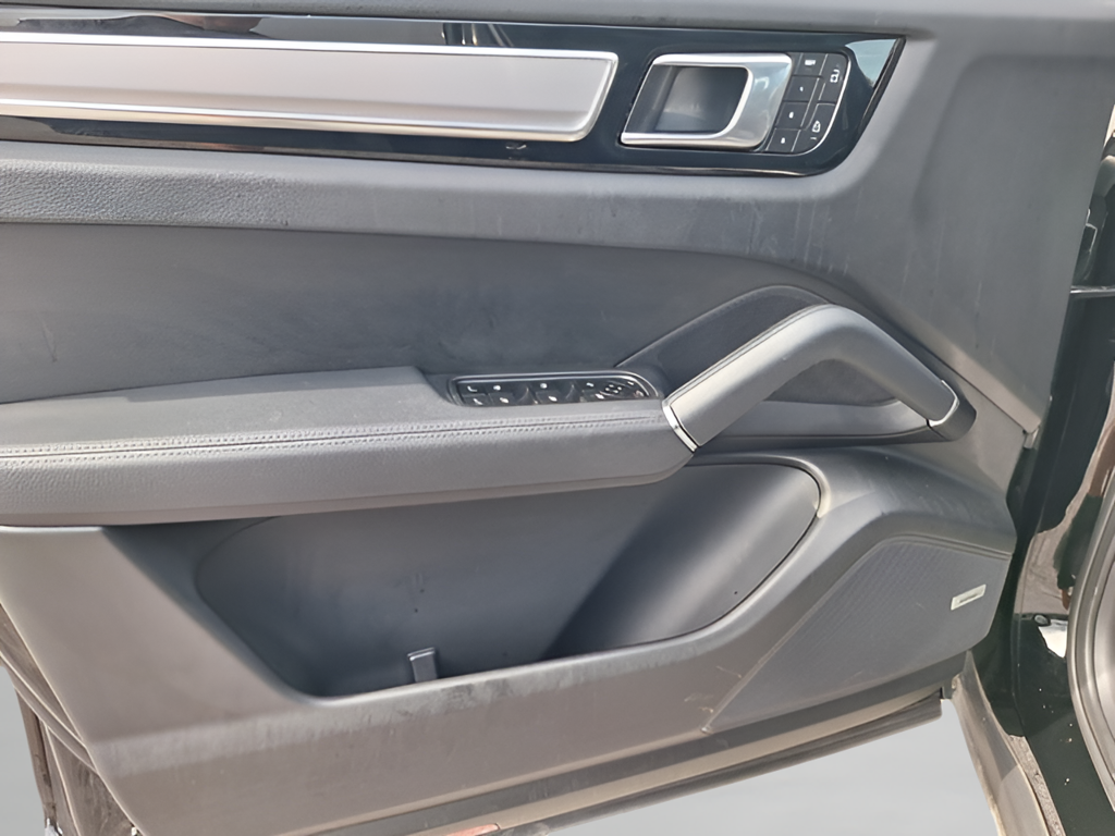 2023 Porsche Cayenne photo 29 of 31
