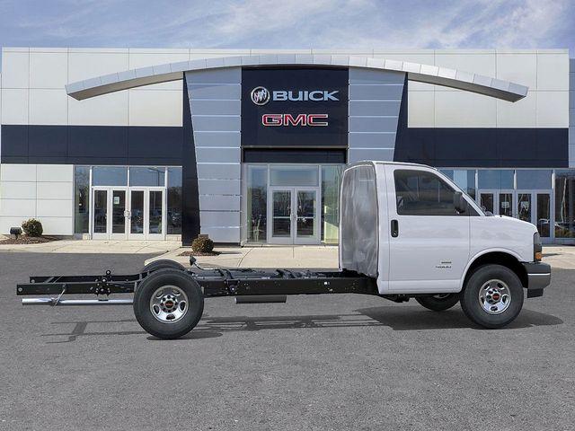 2025 GMC Savana Cutaway 3500 Vehicle Photo in DANBURY, CT 06810-5034