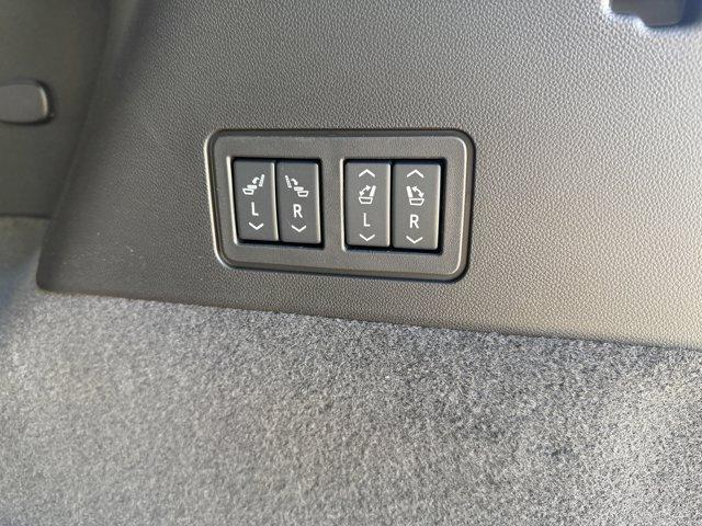 2025 Cadillac XT6 Vehicle Photo in LEOMINSTER, MA 01453-2952