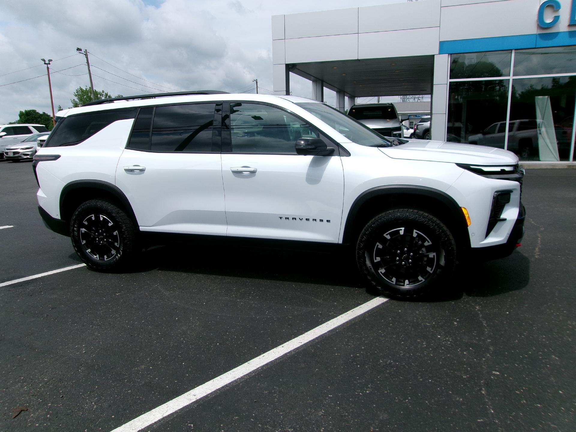 Polar White Tricoat 2026 Chevrolet Traverse SUV / Crossover Four-Wheel Drive 8-Speed Automatic