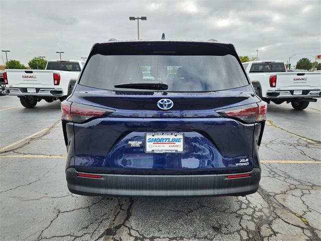 2024 Toyota Sienna Vehicle Photo in AURORA, CO 80012-4011