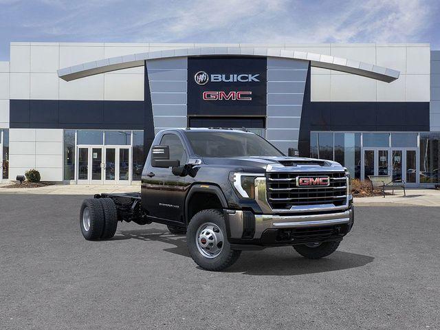 2025 GMC Sierra 3500 HD Chassis Cab Vehicle Photo in DANBURY, CT 06810-5034