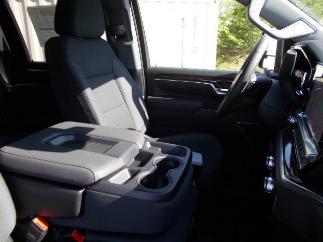 2025 GMC Sierra 2500 HD Vehicle Photo in LOWELL, MA 01852-4336