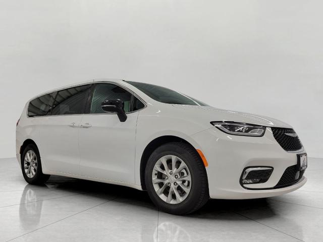 2026 Chrysler Pacifica Vehicle Photo in Neenah, WI 54956
