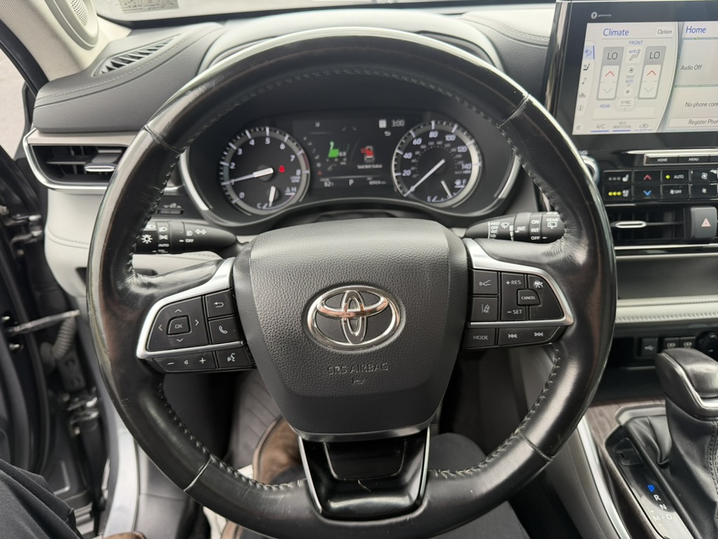 2021 Toyota Highlander photo 21 of 38
